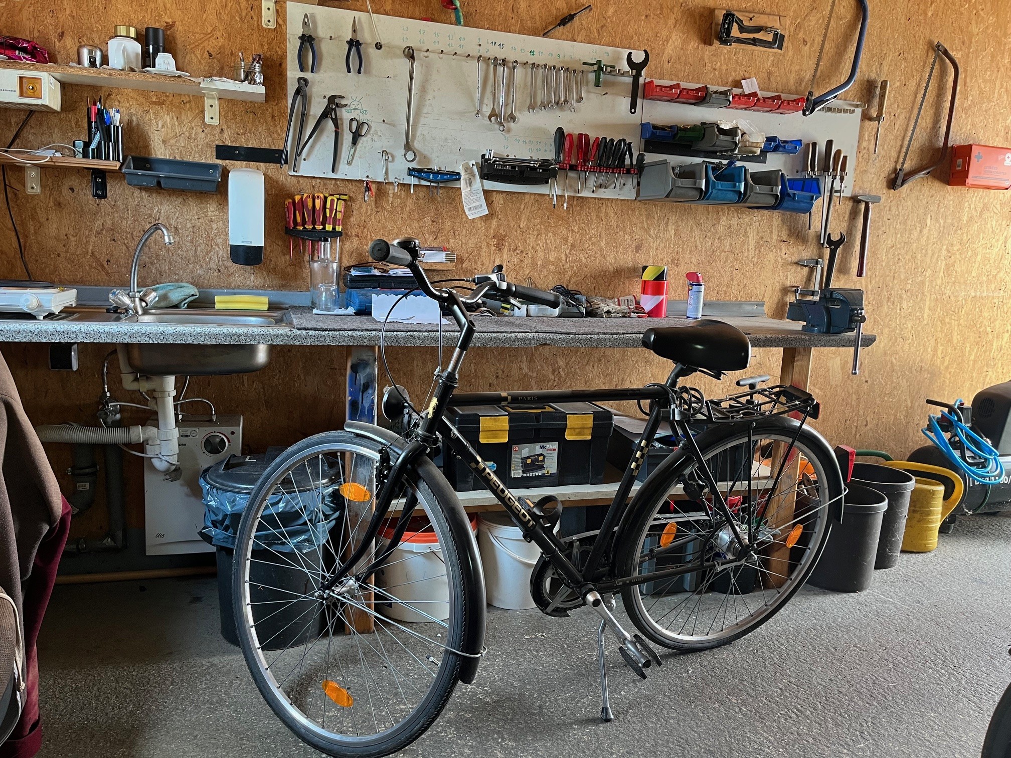 In unserer Werkstatt gibt es das nötigste Werkzeug für kleine Reparaturen am Rad.