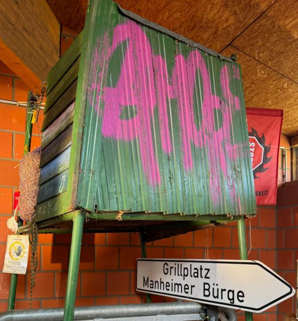 Markantes Exponat: ein Baumhaus aus dem Hambi.