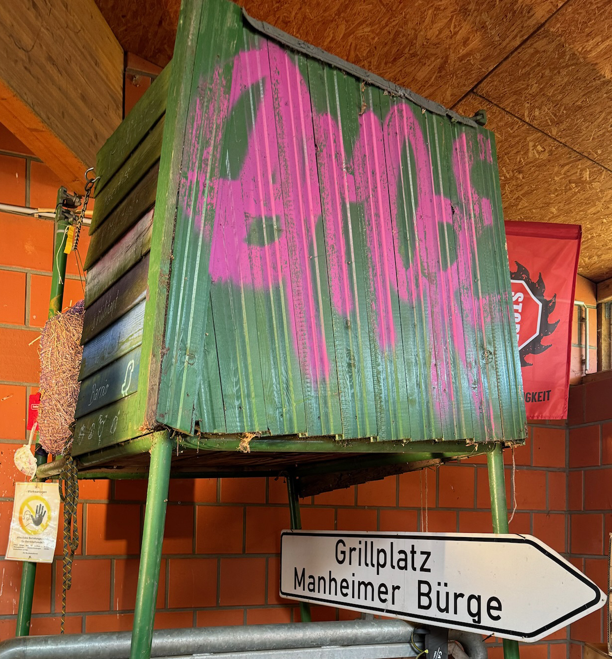 Markantes Exponat: ein Baumhaus aus dem Hambi.