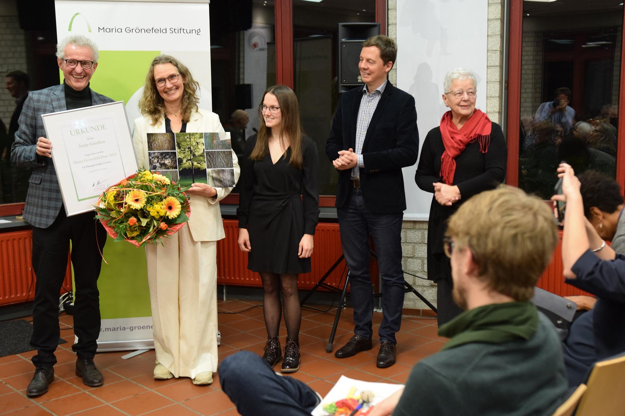 Die Klimaaktivistin und heutige Landtagsabgeordnete Antje Grothus hat den Maria-Grönefeld-Preis 2022 erhalten