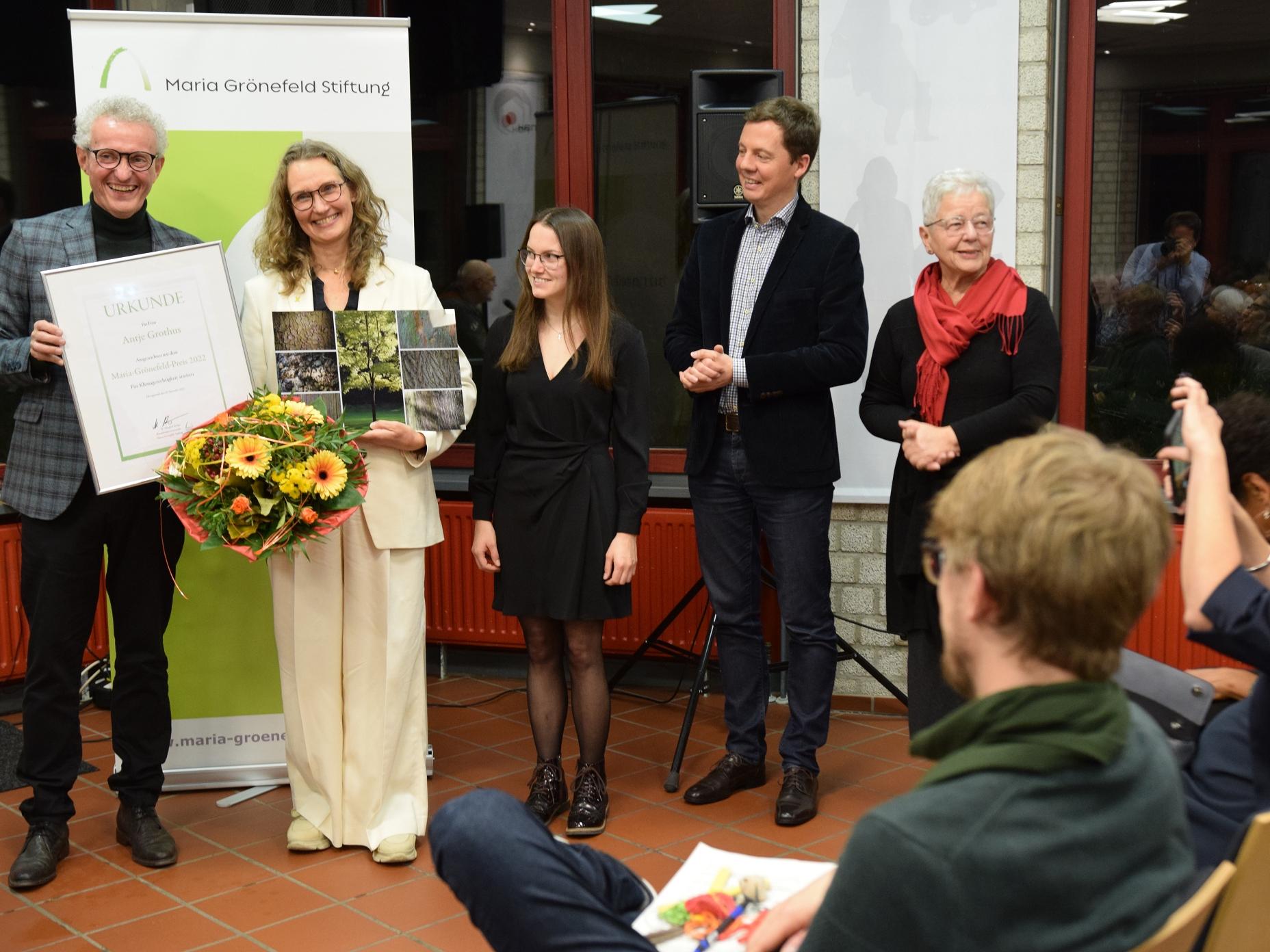 Die Klimaaktivistin und heutige Landtagsabgeordnete Antje Grothus hat den Maria-Grönefeld-Preis 2022 erhalten