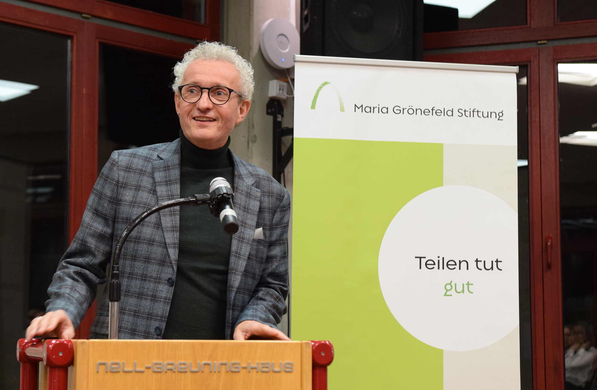 Den Abend eröffnete Dr. Manfred Körber, Leiter des Nell-Breuning-Hauses und Vorsitzender des Kuratoriums der Maria-Grönefeld-Stiftung. (c) Thomas Hohenschue