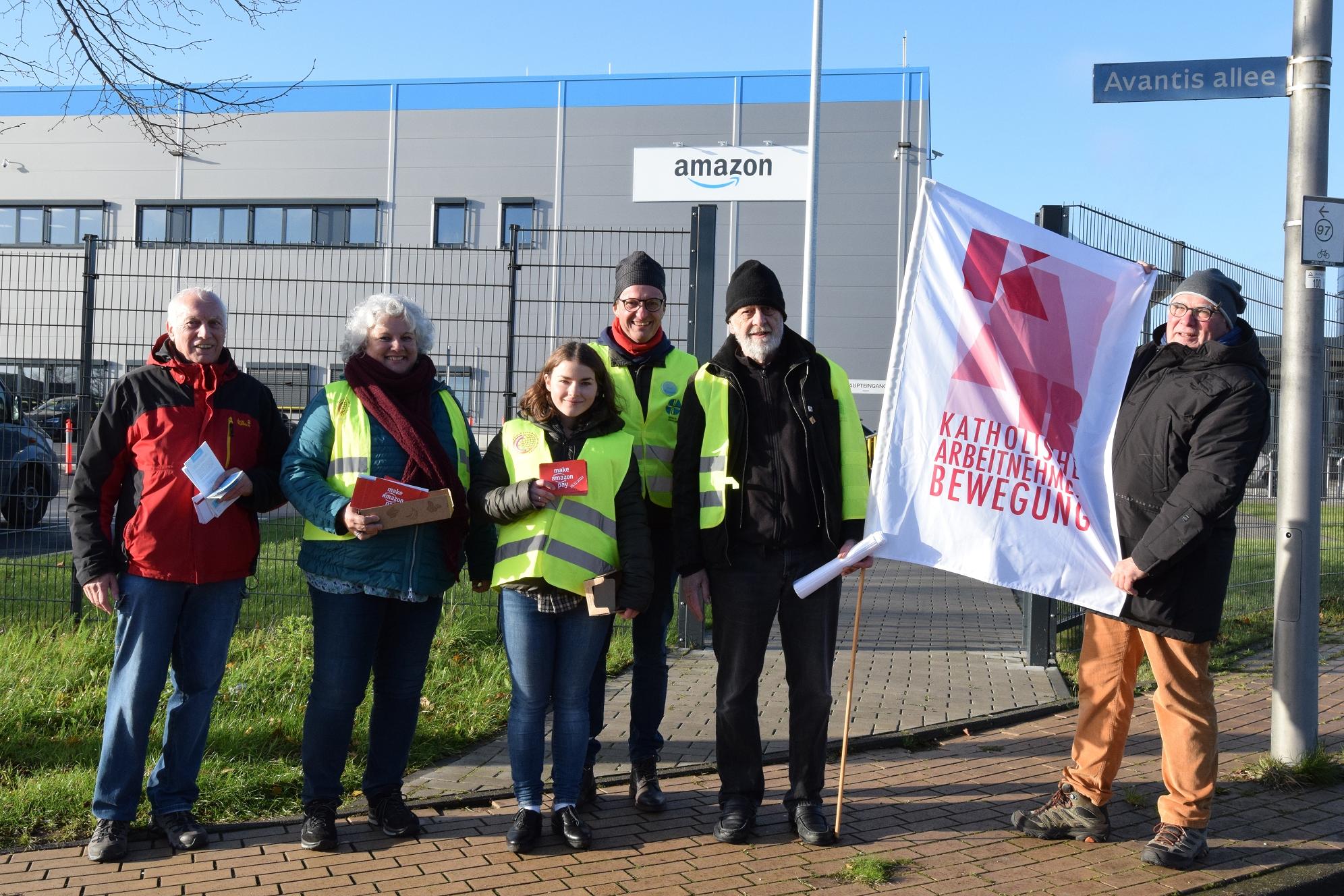 solidarisches Zeichen setzen am Amazon-Verteilzentrum in Aachen