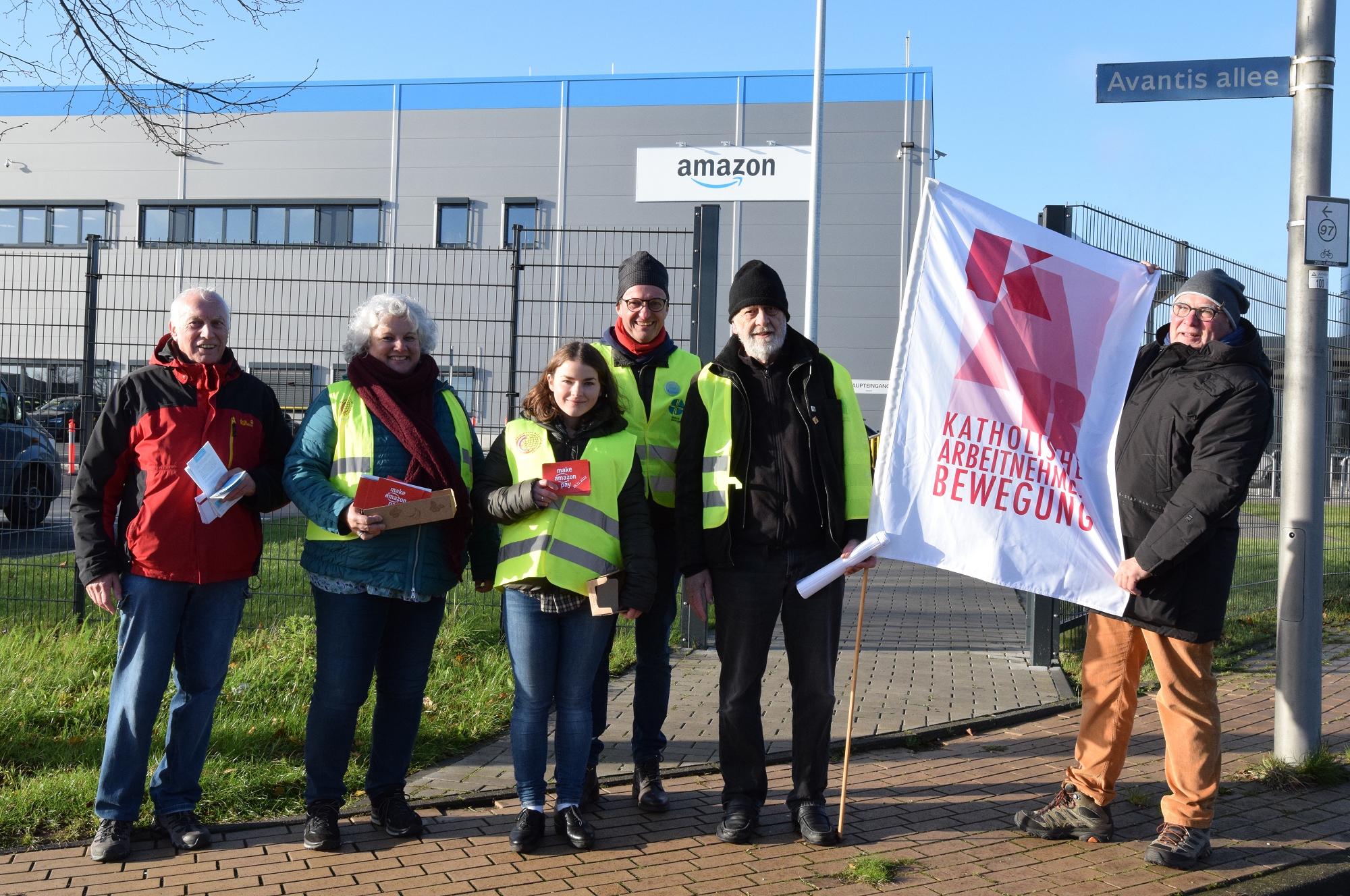 solidarisches Zeichen setzen am Amazon-Verteilzentrum in Aachen (c) Thomas Hohenschue