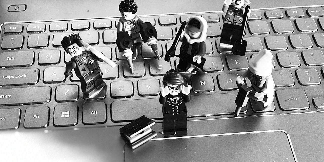 lego-on-laptop-6029240_1280