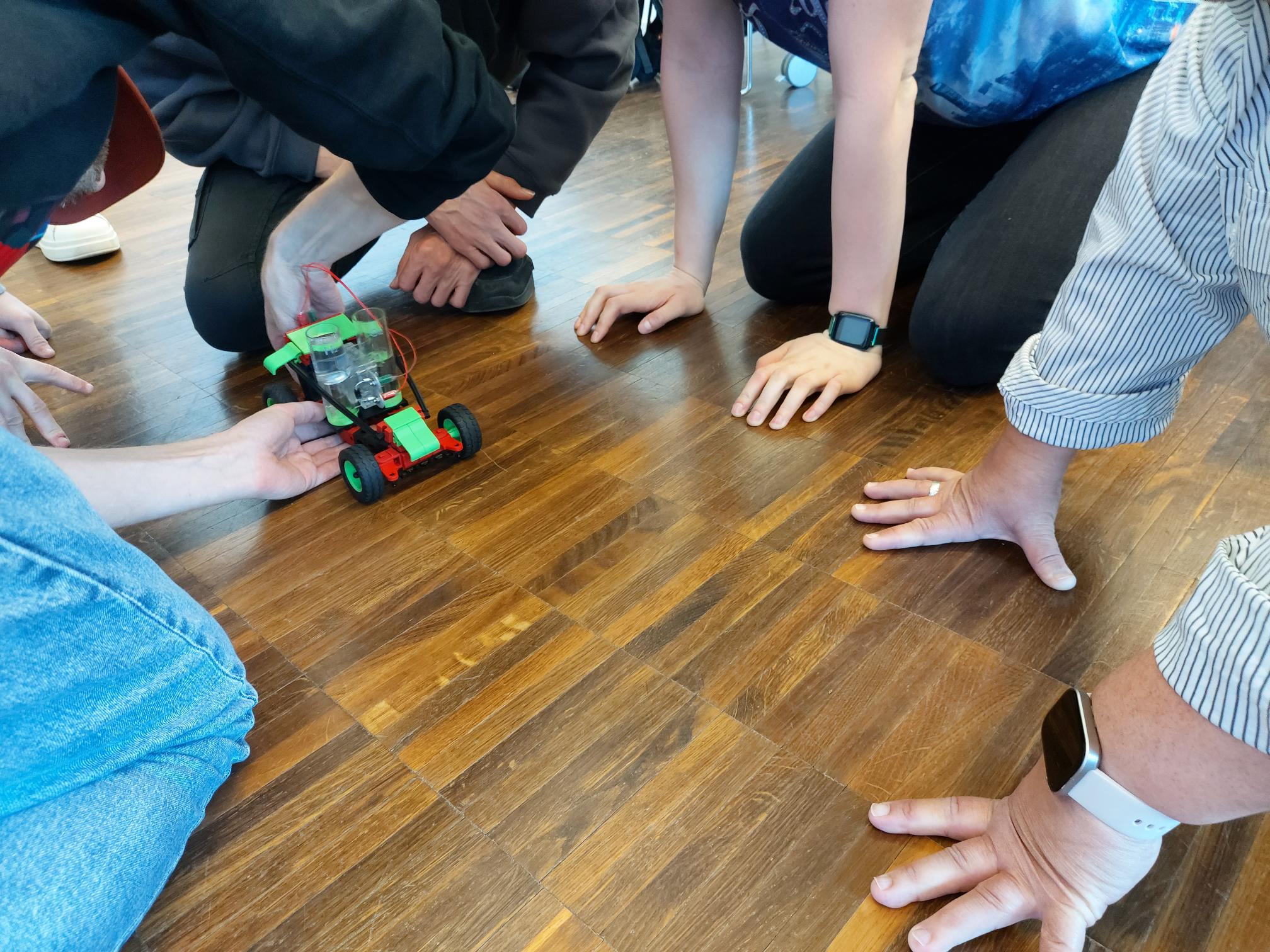 Ein Auto mit Brennstoffzelle fährt mit Wasserstoff