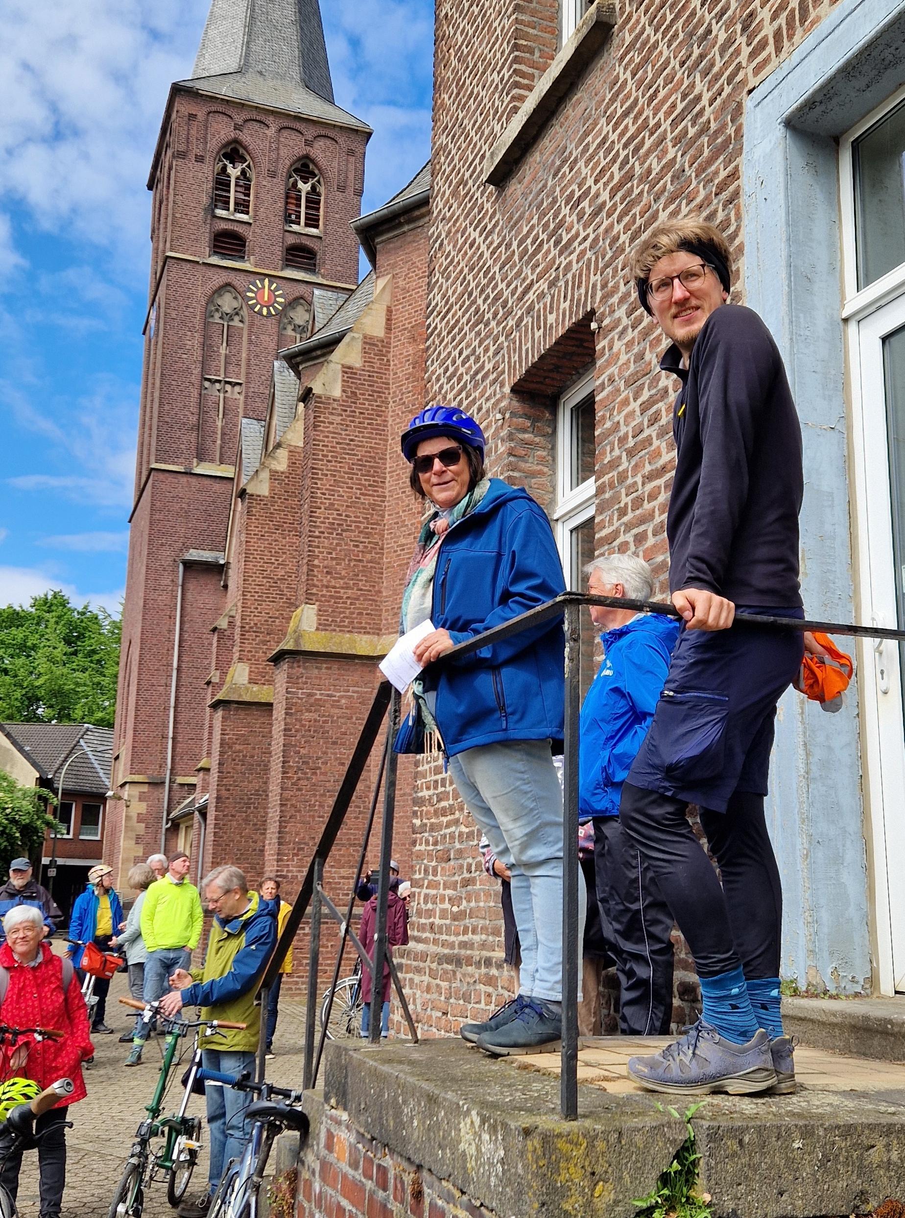 Begrüßung an der Keyenberger Kirche