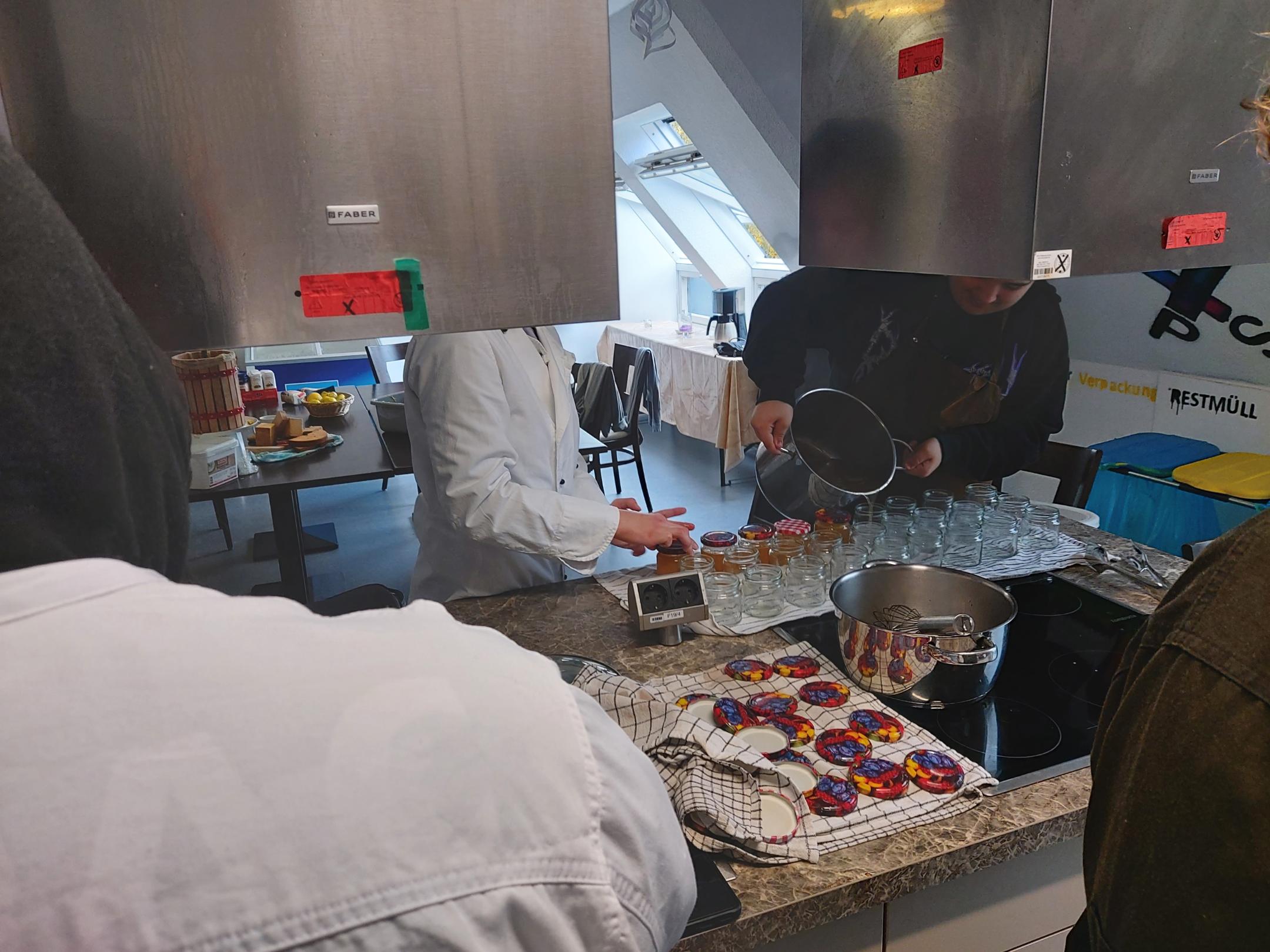 Kochen und verfüllen von Gelee