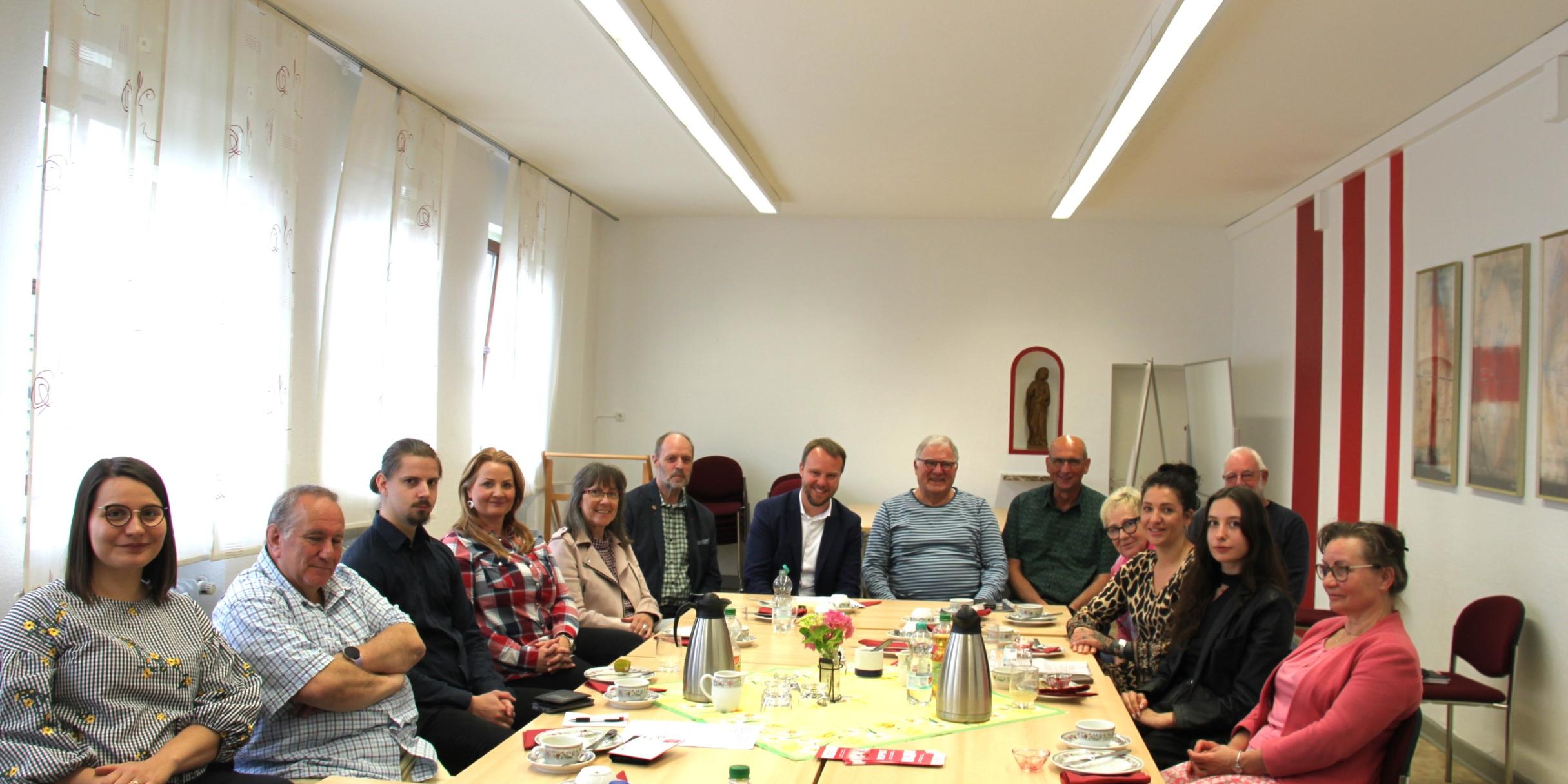 Vertreter des Vereins Amos e. G., der KAB der Diözese Aachen e. V. und des Katholikenrats für die Region Heinsberg mit Karl-Heinz Röhrich (6. v l.), stellvertretender Vorsitzender der SPD-Kreistagsfraktion, und Daniel Freund (7. v. l.), NRW-Europaabgeordneter aus Aachen für die Fraktion der Grünen.