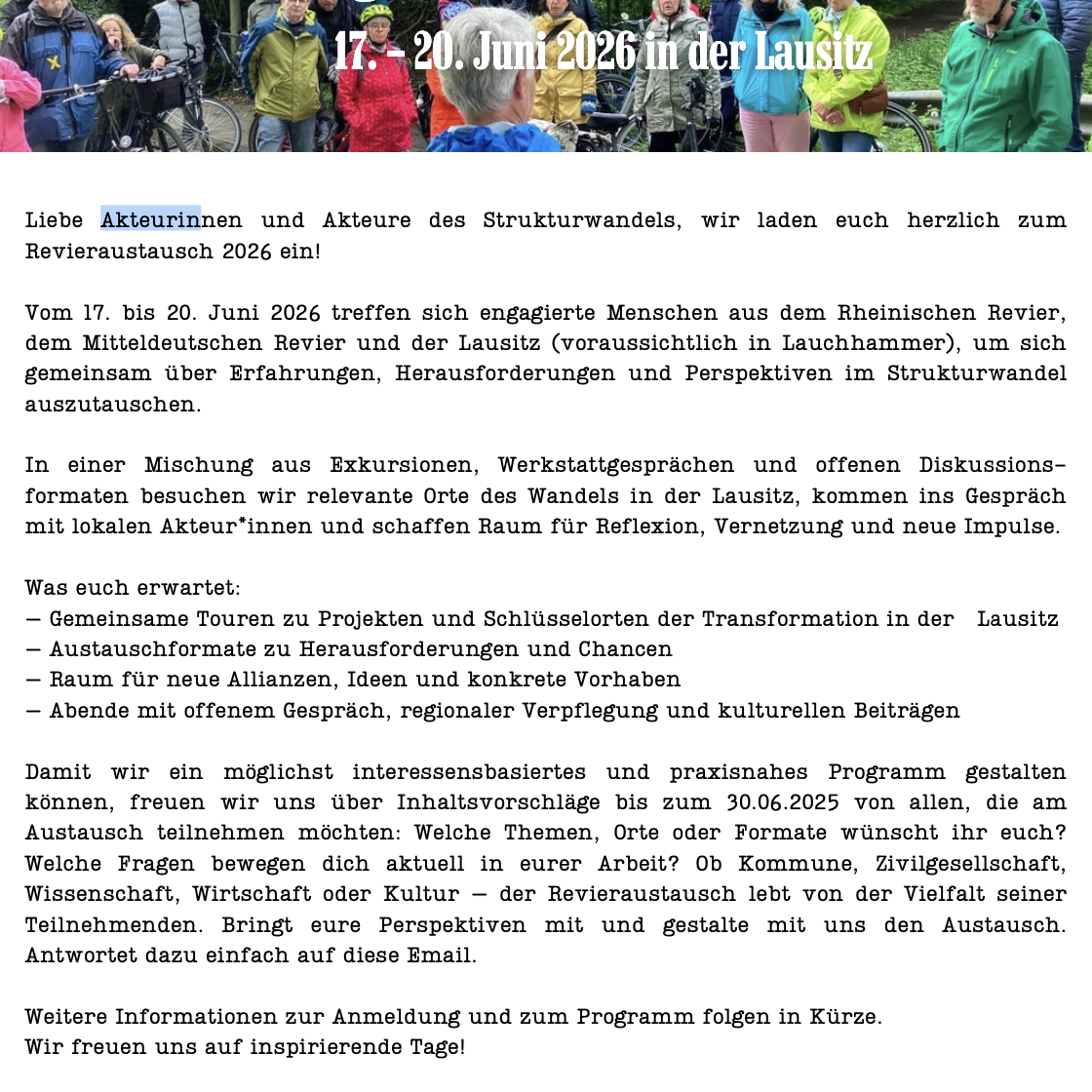 Gruppe von Menschen mit Fahrrädern im Wald, Text lädt zum Revieraustausch vom 17. bis 20. Juni 2026 in der Lausitz ein