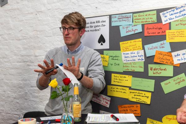 Linus Platzer von der Klima-Allianz Deutschland moderierte eine der vielen Gesprächsrunden bei der Entwicklungskonferenz.